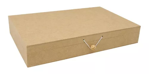 Apresentamos a prática Caixa em MDF cru com elástico e tipo dobradiça, uma solução elegante e funcional para armazenar uma variedade de itens com segurança e organização. Com suas dimensões de 30cm de comprimento, 20cm de largura e 5cm de altura, esta caixa em madeira oferece praticidade e versatilidade em um design compacto.
